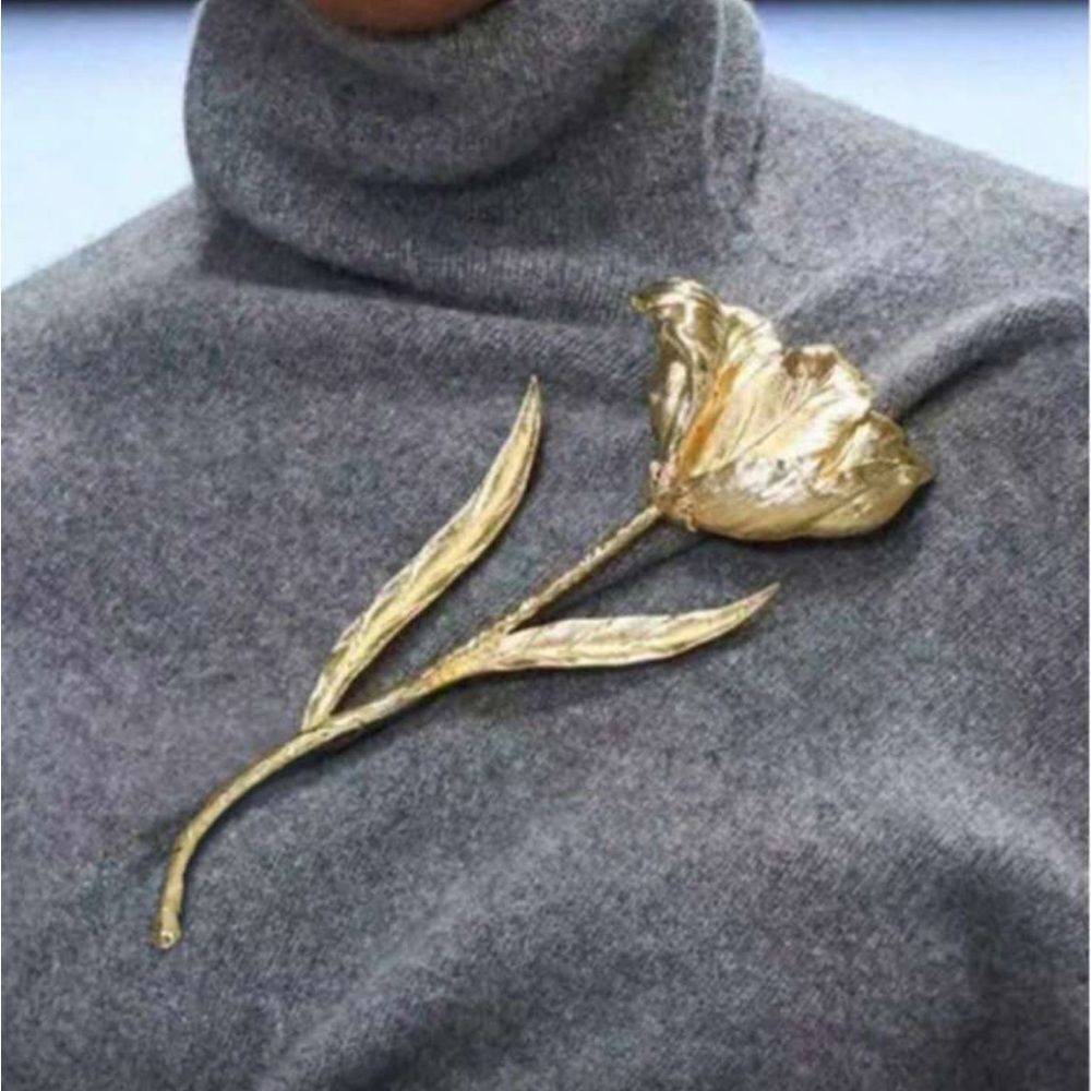 Gold Flower Brooch M1496